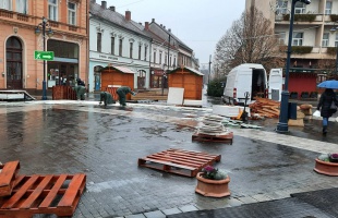 Elkezdték a Kossuth téri korcsolyapálya építését