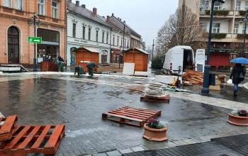 Elkezdték a Kossuth téri korcsolyapálya építését