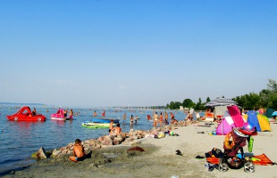 Durva áremeléssel indul a strandszezon: ennyit fizethet idén a Balatonnál