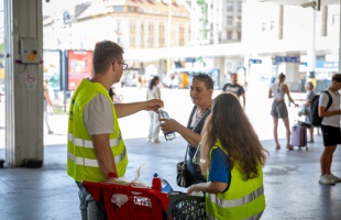 Ingyenes vízosztás és vízvételi lehetőségek a vasút- és buszállomásokon a hőségriasztás idejére