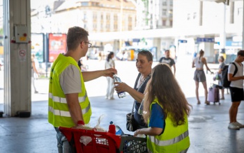 Ingyenes vízosztás és vízvételi lehetőségek a vasút- és buszállomásokon a hőségriasztás idejére