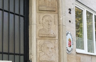 75 éves a volt jezsuita rendház