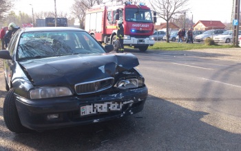 Egymásnak csattant két autó a Vásártéri úton
