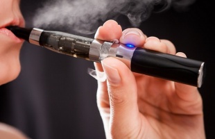 Mától tilos e-cigarettát használni ott, ahol dohányozni sem szabad