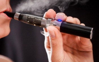 Mától tilos e-cigarettát használni ott, ahol dohányozni sem szabad