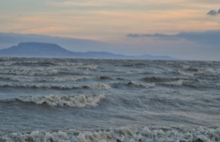 100 km/órás széllökések is lehetnek ma a Balatonnál
