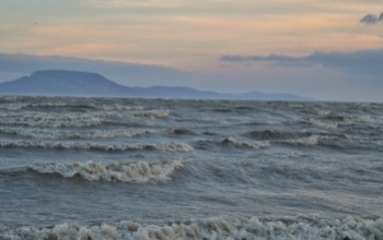 100 km/órás széllökések is lehetnek ma a Balatonnál