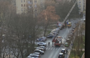 Tűzoltók segítettek bejutni a mentőknek egy lakásba a Sávháznál