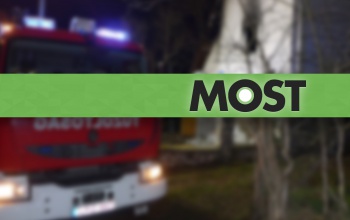 Kigyulladt egy faház hajnalban Balatonszentgyörgyön