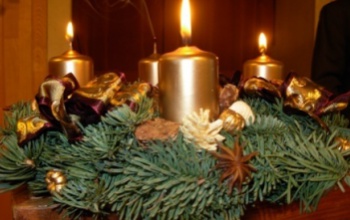 Ne hagyjuk felügyelet nélkül az égő adventi gyertyát!
