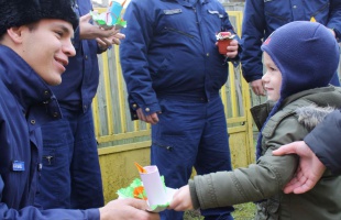 A karácsonykor szolgálatot teljesítő tűzoltókra is gondoltak a kaposfői ovisok