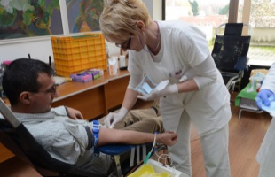 Vérükkel segítettek a kormánytisztviselők