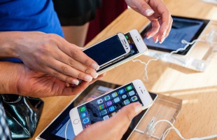 Hamis személyivel vásárolt mobiltelefonokat a vádlott