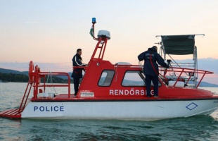 Az első napon már horgászt kellett menteni a Balatonon