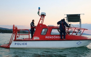 Az első napon már horgászt kellett menteni a Balatonon