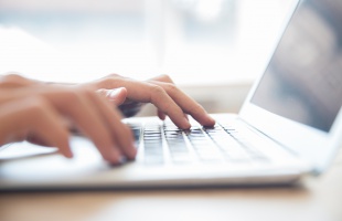 Hivatalosan is elindul idén a tudatos internethasználatra nevelő Digitális Tinik program