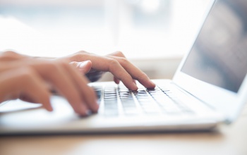 Hivatalosan is elindul idén a tudatos internethasználatra nevelő Digitális Tinik program