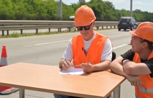 Újságírók ültek le az autópálya közepére