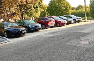 Új parkolóhelyek és zöldsáv létesült a hőközpont helyén