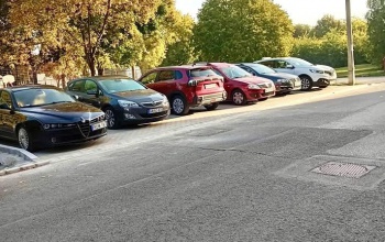 Új parkolóhelyek és zöldsáv létesült a hőközpont helyén