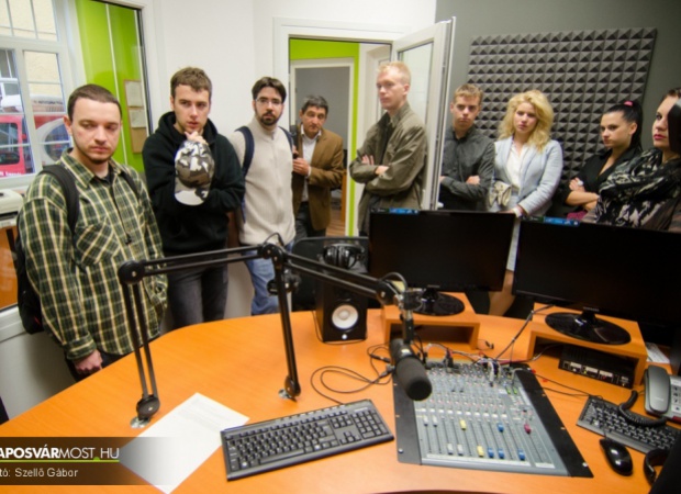 Kaposvári egyetemisták a Most-szerkesztőségben