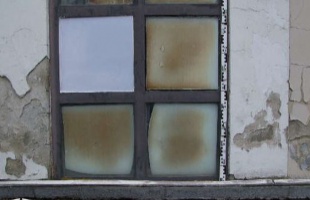 Kukán, kirakaton és a saját autóján vezette le a feszültséget  az ittas vádlott