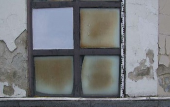 Kukán, kirakaton és a saját autóján vezette le a feszültséget  az ittas vádlott