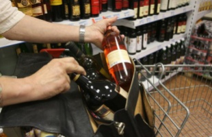 Dezodort és alkoholt lopott a 68 éves férfi