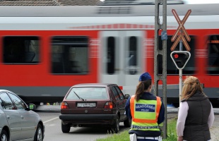 Országos ellenőrzést tart a MÁV és a rendőrség a vasúti átjárókban