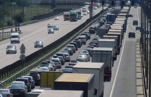 Felfüggesztik a kamionstopot a május elseje előtti éjszakára