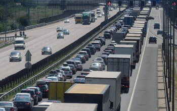 Felfüggesztik a kamionstopot a május elseje előtti éjszakára