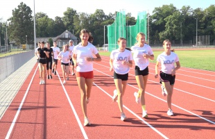 A sportolók már birtokba vehették a felújított atlétikai pályát
