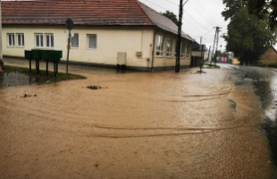 Villámárvíz volt a Pécsi utcában