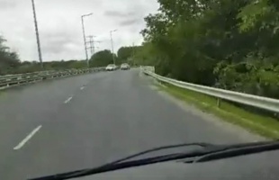 Ámokfutó sofőr ijesztgetett a 61-es úton - videó