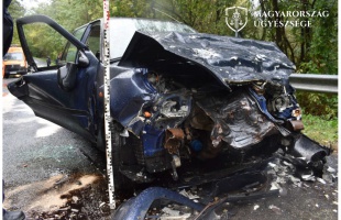 Megcsúszott és alá szorult a szemből érkező járműnek