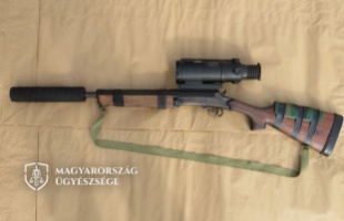 Hangtompítóval és éjjellátóval felszerelkezett orvvadászt fogtak el