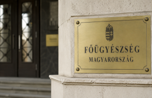 Előbb csak kritizálta, majd súlyos sérülést  okozott kollégájának