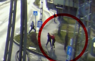 A donneri templomnál esett egymásnak két nő - videó