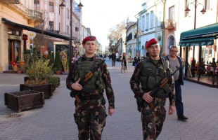 Fegyveres katonák Kaposvár közterein is