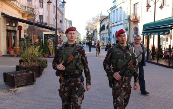 Fegyveres katonák Kaposvár közterein is