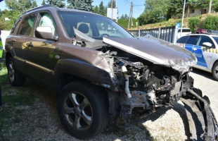 Megállt a sorompó előtt a 77 éves sofőr, majd meggondolta magát és végül a vonatnak ütközött