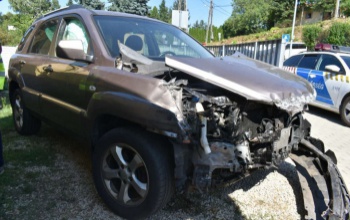 Megállt a sorompó előtt a 77 éves sofőr, majd meggondolta magát és végül a vonatnak ütközött