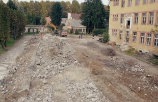 Elbontották a ruhagyár egyik épületét