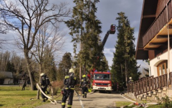 Tűzoltók lepték el a kaszói vadászházat