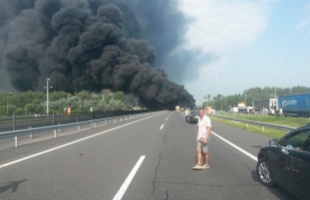 Kigyulladt egy kamion az M7-esen