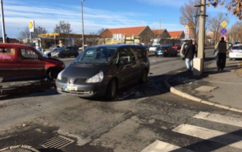 Összecsattant két autó a Berzsenyi utcában