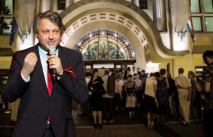 Új helyszínen lesz Bősze Ádám stand up estje