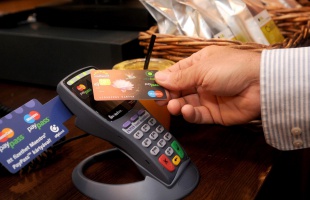 Április 15-től magasabb lesz az érintőkártyák PIN-kód nélküli limitje