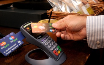 Április 15-től magasabb lesz az érintőkártyák PIN-kód nélküli limitje