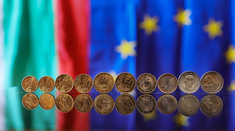 Az új bolgár euróérmék nemzeti motívumokat viselnek, köztük a Madarai lovast, valamint Ivan Rilai Szent János és Paisij Hilendarszki arcképét (Fotó forrása: AP)